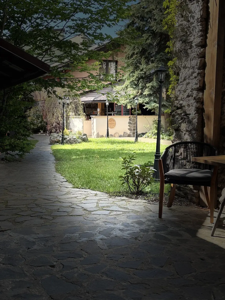 Garden and terrace at the Green Garden restaurant in Brezno — photo 1